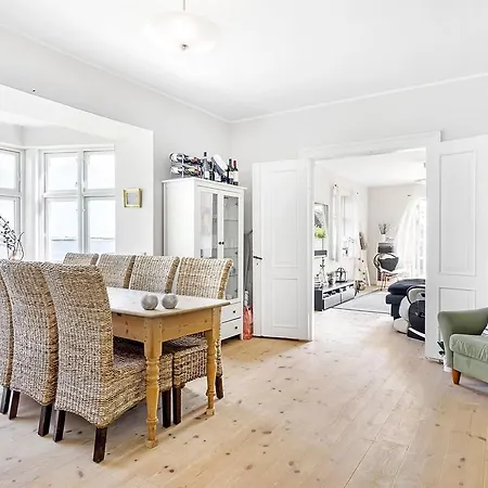 Five-bedroom Holiday In Vakantiehuis Fur